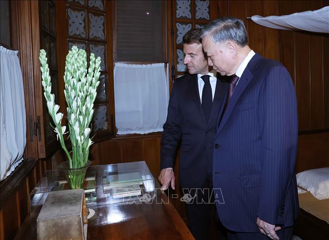 Tổng Bí thư Tô Lâm và Tổng thống Pháp Emmanuel Macron thăm Nhà sàn Bác Hồ trong Khu di tích Chủ tịch Hồ Chí Minh tại Phủ Chủ tịch. Ảnh: Thống Nhất – TTXVN