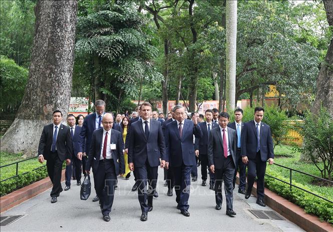 Tổng Bí thư Tô Lâm và Tổng thống Pháp thăm Khu di tích Chủ tịch Hồ Chí Minh tại Phủ Chủ tịch. Ảnh: Thống Nhất – TTXVN