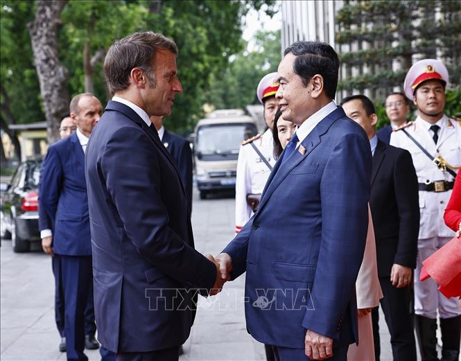 Chủ tịch Quốc hội Trần Thanh Mẫn đón Tổng thống Pháp Emmanuel Macron. Ảnh: Doãn Tấn – TTXVN