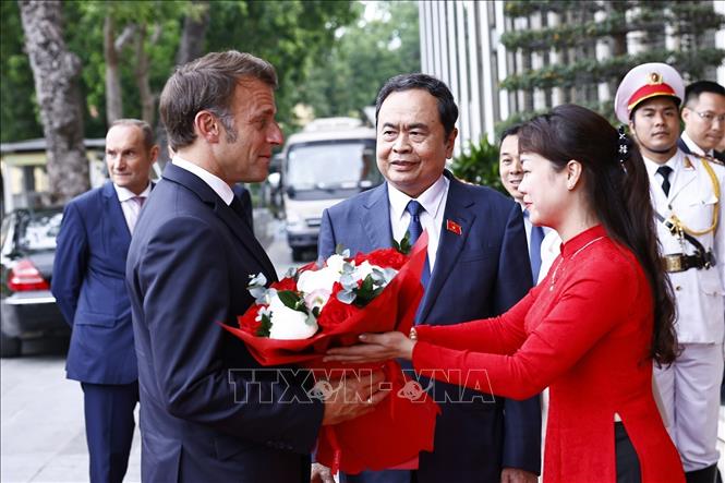 Chủ tịch Quốc hội Trần Thanh Mẫn đón Tổng thống Pháp Emmanuel Macron. Ảnh: Doãn Tấn – TTXVN