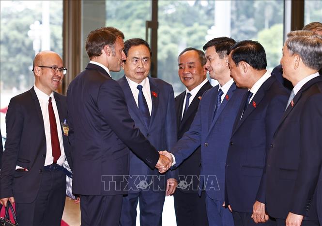 Chủ tịch Quốc hội Trần Thanh Mẫn và đại biểu Việt Nam đón Tổng thống Pháp Emmanuel Macron. Ảnh: Doãn Tấn – TTXVN