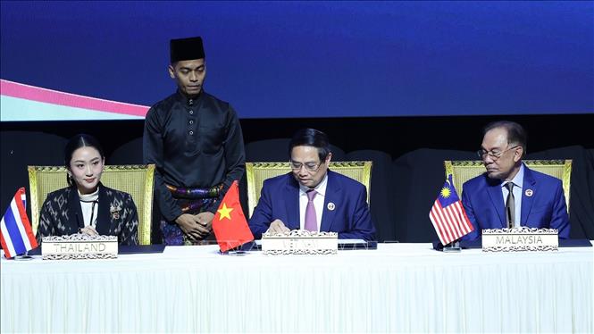Thủ tướng Phạm Minh Chính cùng lãnh đạo các nước ASEAN ký Tuyên bố Kuala Lumpur “ASEAN 2045: Tương lai chung của chúng ta