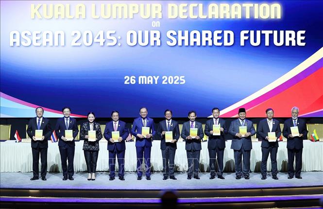 Thủ tướng Phạm Minh Chính cùng lãnh đạo các nước ASEAN và Timor-Leste ký Tuyên bố Kuala Lumpur “ASEAN 2045: Tương lai chung của chúng ta