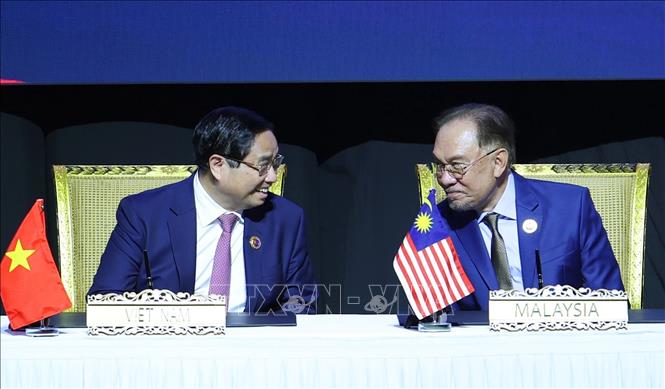 Thủ tướng Phạm Minh Chính và Thủ tướng Malaysia Anwar Ibrahim. Ảnh: Dương Giang-TTXVN 