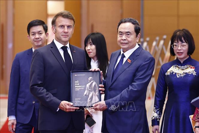 Chủ tịch Quốc hội Trần Thanh Mẫn trao tặng sách về Bác Hồ cho Tổng thống Pháp Emmanuel Macron. Ảnh: Doãn Tấn – TTXVN