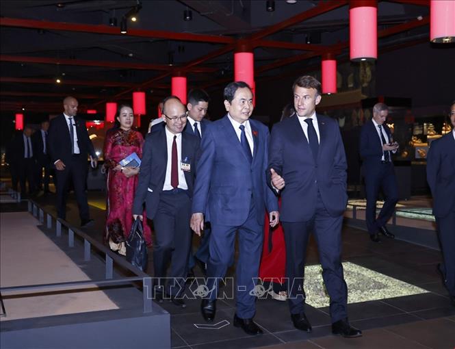 Chủ tịch Quốc hội Trần Thanh Mẫn và Tổng thống Pháp Emmanuel Macron thăm khu trưng bày khảo cổ dưới lòng tòa nhà Quốc hội. Ảnh: Doãn Tấn - TTXVN