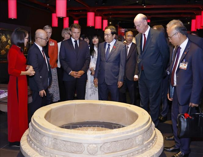 Chủ tịch Quốc hội Trần Thanh Mẫn và Tổng thống Pháp Emmanuel Macron tham quan giếng nước cổ thời nhà Trần tại khu trưng bày khảo cổ dưới lòng tòa nhà Quốc hội. Ảnh: Doãn Tấn - TTXVN