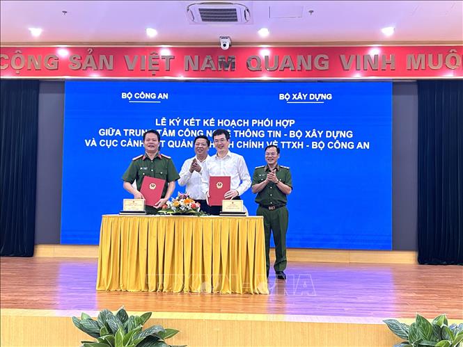 Trung tâm Công nghệ thông tin (Bộ Xây dựng) và Cục Cảnh sát quản lý hành chính về trật tự xã hội (C06, Bộ Công an) ký kết Kế hoạch phối hợp giữa hai đơn vị. Ảnh: Diệp Anh - TTXVN