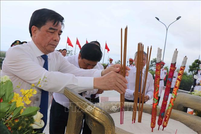 Lãnh đạo tỉnh Quảng Nam đặt vòng hoa, dâng hương tại Đài tưởng niệm chiến thắng Núi Thành. Ảnh: Đoàn Hữu Trung - TTXVN
