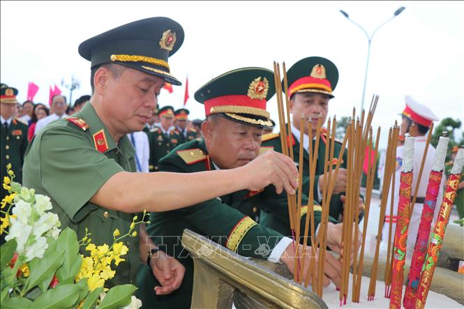 Các lực lượng vũ trang tỉnh Quảng Nam dâng hương, đặt vòng hoa tại Đài tưởng niệm chiến thắng Núi Thành. Ảnh: Đoàn Hữu Trung - TTXVN