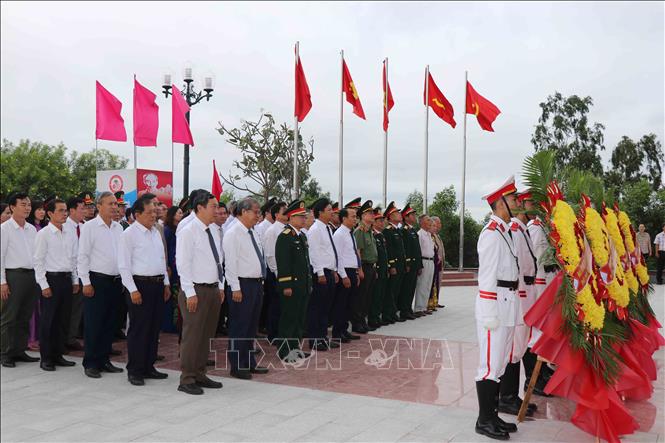 Các tầng lớp nhân dân, quân đội huyện Núi Thành dâng hương, đặt vòng hoa tại Tượng đài. Ảnh: Đoàn Hữu Trung - TTXVN 