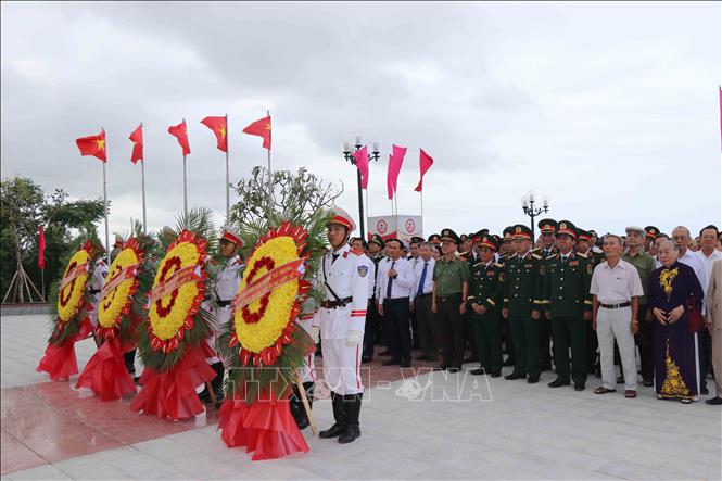 Các đại biểu đặt hoa, dâng hương tại Tượng đài chiến thắng Núi Thành. Ảnh: Đoàn Hữu Trung - TTXVN