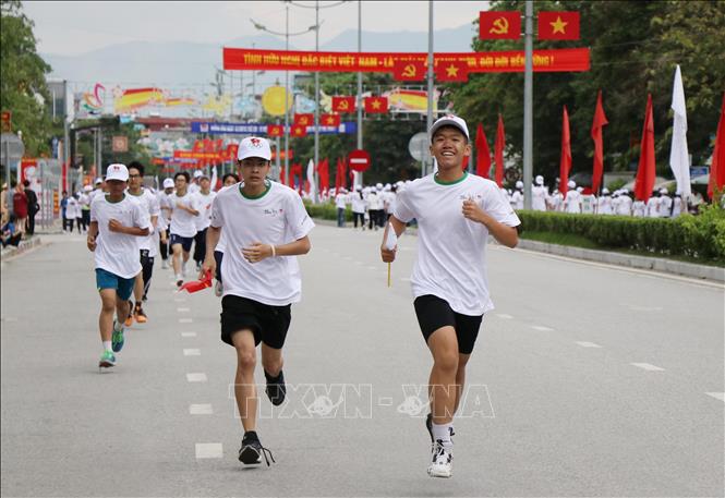 Hơn 1.100 học sinh THCS và THPT trên địa bàn thành phố Điện Biên Phủ tham gia chạy tại Ngày Olympic Trẻ em năm 2025. Ảnh: Trung Kiên - TTXVN