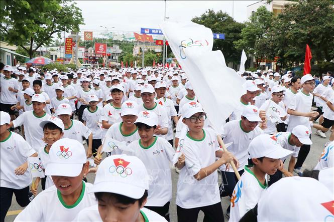 Hơn 1.100 học sinh THCS và THPT trên địa bàn thành phố Điện Biên Phủ tham gia chạy tại sự kiện Ngày Olympic Trẻ em 2025. Ảnh: Trung Kiên - TTXVN
