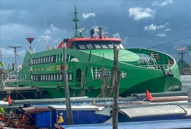 Tàu Mai Linh Express neo đậu tại bến Ninh Kiều, thành phố Cần Thơ. Ảnh: TTXVN phát