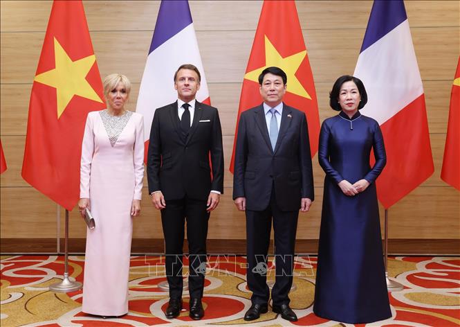 Chủ tịch nước Lương Cường và Phu nhân đón Tổng thống Pháp Emmanuel Macron và Phu nhân dự tiệc chiêu đãi cấp Nhà nước. Ảnh: Lâm Khánh – TTXVN