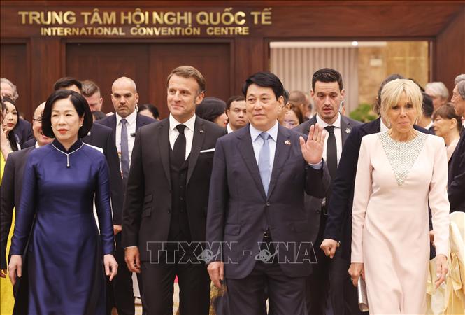 Chủ tịch nước Lương Cường và Phu nhân đón Tổng thống Pháp Emmanuel Macron và Phu nhân dự tiệc chiêu đãi cấp Nhà nước. Ảnh: Lâm Khánh – TTXVN