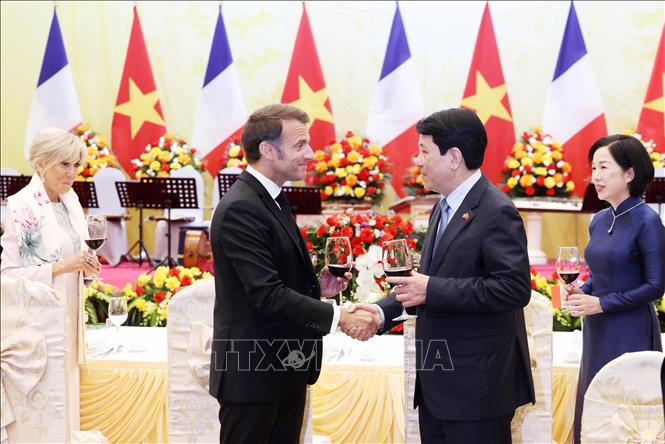 Chủ tịch nước Lương Cường và Phu nhân với Tổng thống Pháp Emmanuel Macron và Phu nhân dự tiệc chiêu đãi cấp Nhà nước. Ảnh: Lâm Khánh – TTXVN