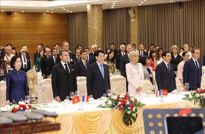 Chủ tịch nước Lương Cường và Phu nhân với Tổng thống Pháp Emmanuel Macron và Phu nhân dự tiệc chiêu đãi cấp Nhà nước. Ảnh: Lâm Khánh – TTXVN