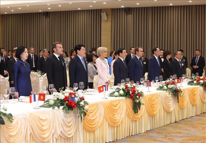 Chủ tịch nước Lương Cường và Phu nhân với Tổng thống Pháp Emmanuel Macron và Phu nhân dự tiệc chiêu đãi cấp Nhà nước. Ảnh: Lâm Khánh – TTXVN