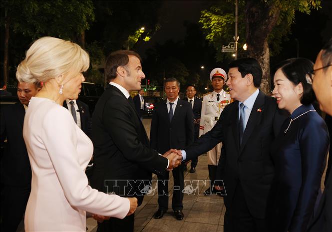 Chủ tịch nước Lương Cường và Phu nhân đón Tổng thống Pháp Emmanuel Macron và Phu nhân dự tiệc chiêu đãi cấp Nhà nước. Ảnh: Lâm Khánh – TTXVN