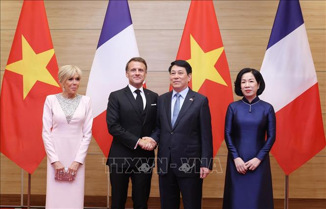 President Luong Cuong and his spouse host a banquet in Hanoi on May 26 in honour of French President Emmanuel Macron and his spouse. Photo: Lam Khanh – VNA