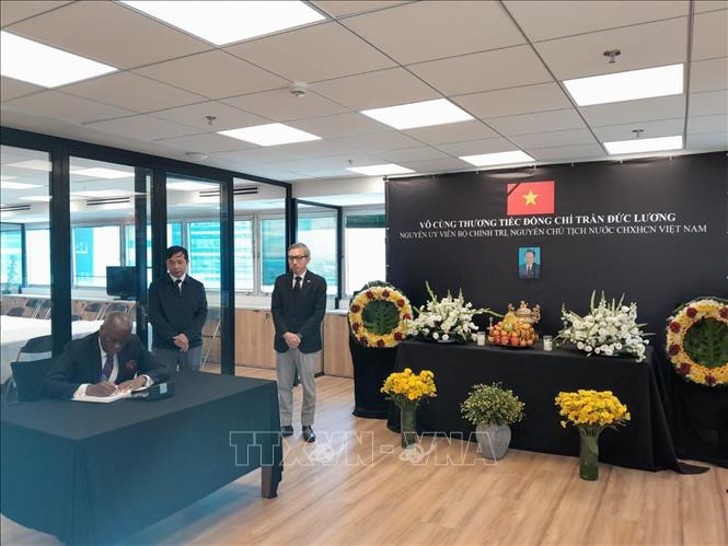 Đại sứ Angola tại Israel tới viếng và ghi sổ tang tưởng nhớ nguyên Chủ tịch nước Trần Đức Lương. Ảnh: CQTT TTXVN tại Israel
