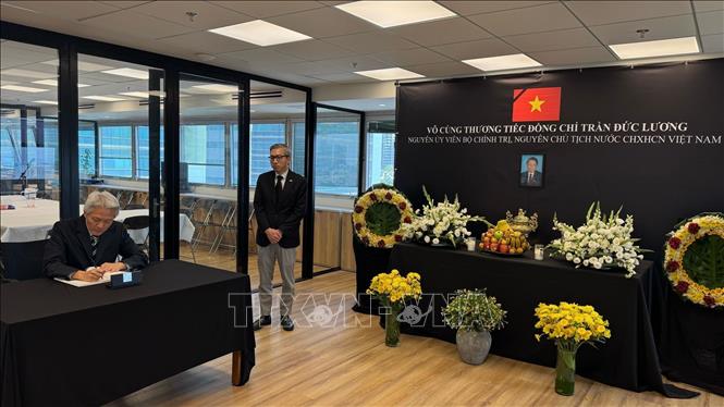 Đại diện Đại sứ quán Thái Lan tại Israel tới viếng và ghi sổ tang tưởng nhớ nguyên Chủ tịch nước Trần Đức Lương. Ảnh: CQTT TTXVN tại Israel