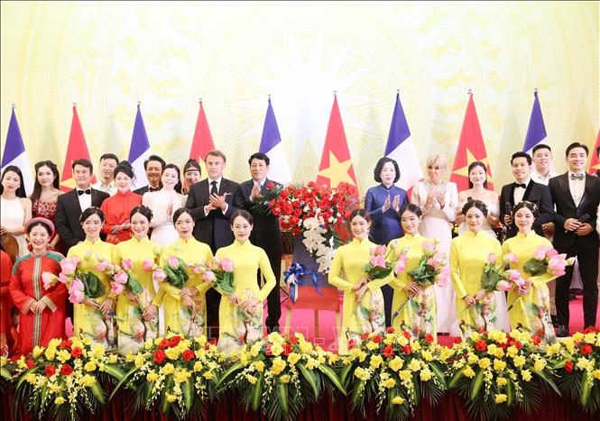 Chủ tịch nước Lương Cường và Phu nhân cùng Tổng thống Pháp Emmanuel Macron và Phu nhân với các nghệ sĩ biểu diễn tại tiệc chiêu đãi. Ảnh: Lâm Khánh – TTXVN