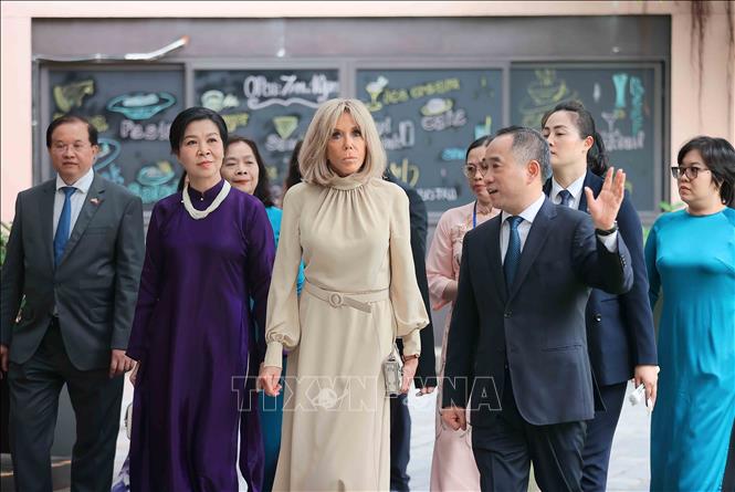 Madame Ngo Phuong Ly, spouse of Party General Secretary To Lam, hosts Madame Brigitte Macron, spouse of French President Emmanuel Macron, at the Vietnam Fine Arts Museum on May 26. VNA Photo: An Đăng