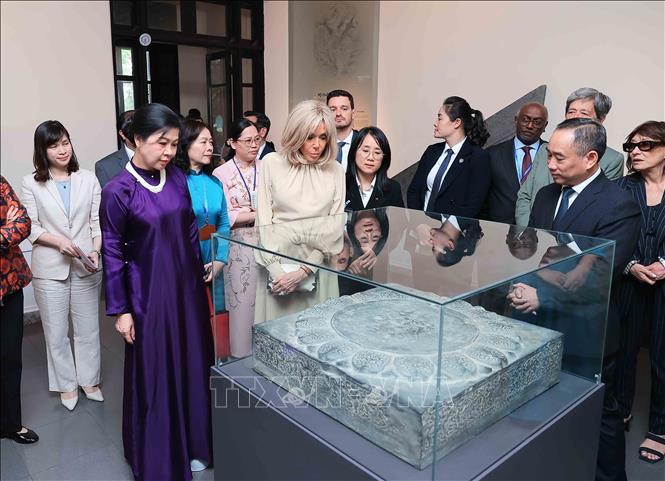Madame Ngo Phuong Ly, spouse of Party General Secretary To Lam, hosts Madame Brigitte Macron, spouse of French President Emmanuel Macron, at the Vietnam Fine Arts Museum on May 26. VNA Photo: An Đăng