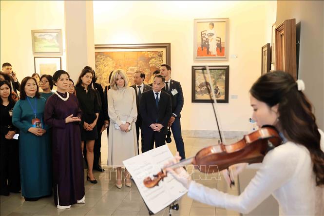 Madame Ngo Phuong Ly, spouse of Party General Secretary To Lam, hosts Madame Brigitte Macron, spouse of French President Emmanuel Macron, at the Vietnam Fine Arts Museum on May 26. VNA Photo: An Đăng