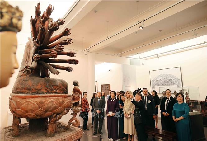 Madame Ngo Phuong Ly, spouse of Party General Secretary To Lam, hosts Madame Brigitte Macron, spouse of French President Emmanuel Macron, at the Vietnam Fine Arts Museum on May 26. VNA Photo: An Đăng