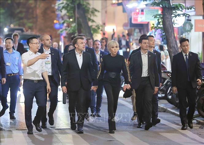 Tổng thống Pháp Emmanuel Macron và Phu nhân dạo phố cổ Hà Nội. Ảnh: TTXVN