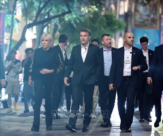 Tổng thống Pháp Emmanuel Macron và Phu nhân dạo phố cổ Hà Nội. Ảnh: TTXVN