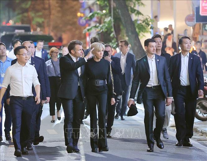 Tổng thống Pháp Emmanuel Macron và Phu nhân dạo phố cổ Hà Nội. Ảnh: TTXVN