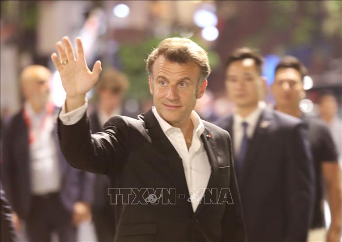 Tổng thống Pháp Emmanuel Macron và Phu nhân dạo phố cổ Hà Nội. Ảnh: TTXVN
