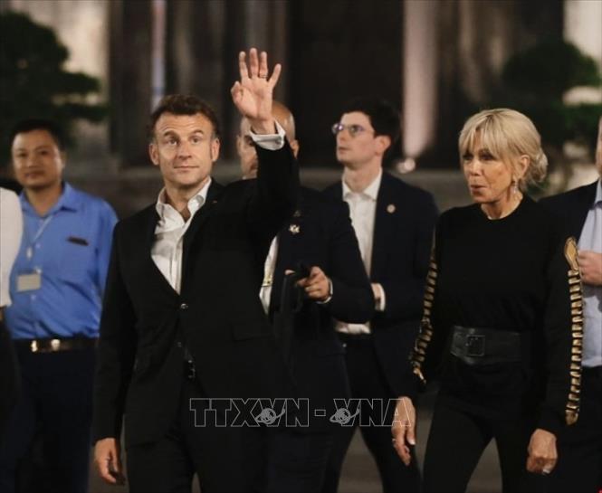 Tổng thống Pháp Emmanuel Macron tản bộ trên khu phố cổ Hà Nội. Ảnh:  TTXVN