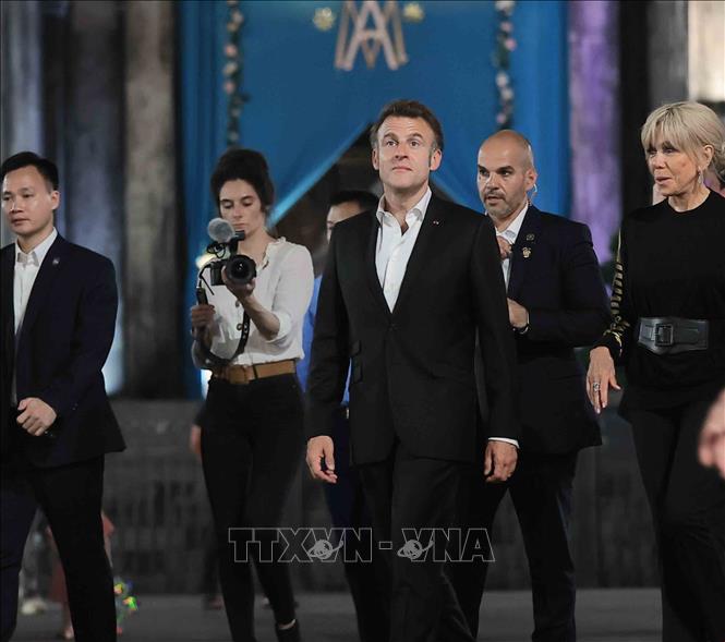 Tổng thống Pháp Emmanuel Macron và Phu nhân dạo phố cổ Hà Nội. Ảnh: TTXVN