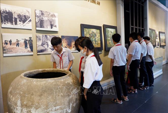 Học sinh huyện Cần Đước thăm Di tích Ngã tư Rạch Kiến. Ảnh: Đức Hạnh - TTXVN