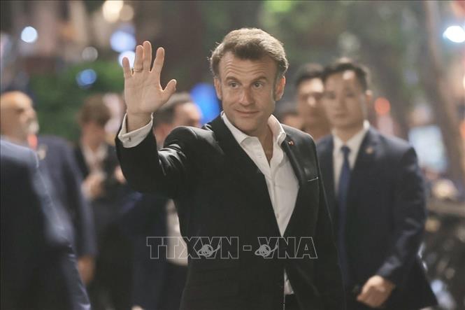 French President Emmanuel Macron and his first lady stroll through Hanoi's Old Quarter in the evening of May 26. Photo: VNA