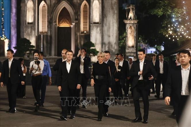 French President Emmanuel Macron and his first lady stroll through Hanoi's Old Quarter in the evening of May 26. Photo: VNA