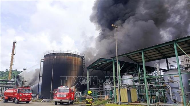 Hiện trường vụ hỏa hoạn tại nhà máy lọc dầu ở Esmeraldas, Ecuador, ngày 26/5/2025. Ảnh: AP/TTXVN