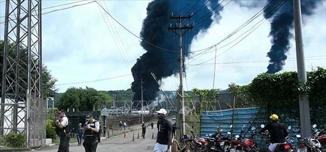 Khói bốc lên từ hiện trường vụ hỏa hoạn tại nhà máy lọc dầu ở Esmeraldas, Ecuador, ngày 26/5/2025. Ảnh: Anews/TTXVN