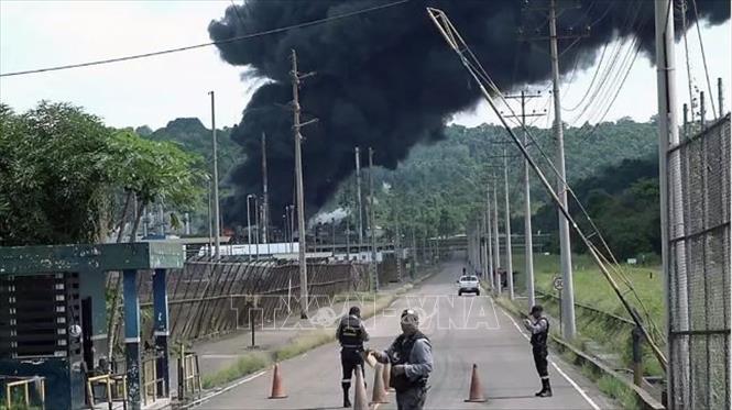 Khói bốc lên từ hiện trường vụ hỏa hoạn tại nhà máy lọc dầu ở Esmeraldas, Ecuador, ngày 26/5/2025. Ảnh: France24/TTXVN