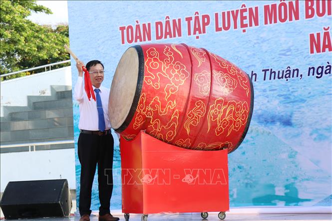 Ông Nguyễn Văn Hòa, Giám đốc Sở Văn hóa, Thể thao và Du lịch tỉnh Ninh Thuận đánh trống khai mạc hè và phát động phong trào toàn dân tập luyện môn bơi phòng, chống đuối nước năm 2025. Ảnh: Nguyễn Thành - TTXVN