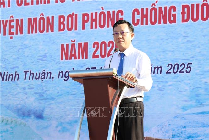 Ông Nguyễn Văn Hòa, Giám đốc Sở Văn hóa, Thể thao và Du lịch tỉnh Ninh Thuận phát động phong trào toàn dân tập luyện môn bơi phòng, chống đuối nước năm 2025. Ảnh: Nguyễn Thành - TTXVN