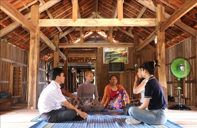 Người dân buôn Lê Diêm (thị trấn Hai Riêng, huyện Sông Hinh) xây nhà dài truyền thống phát triển du lịch cộng đồng. Ảnh: Tường Quân - TTXVN 