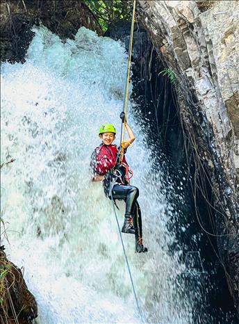 Du khách trải nghiệm vượt thác trong Conyoning tour. Ảnh: TTXVN phát
