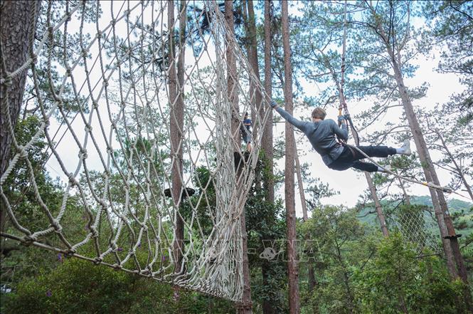 Tham gia những trò chơi mạo hiểm mang tính thử thách cao (High Rope Course), đòi hỏi người chơi phải có thể lực và sự quyết tâm mới có thể hoàn thành hành trình. Ảnh: Hoàng Hiếu - TTXVN